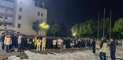 夜间逃生演练 筑牢安全防线——市体?？挂辜溆笔枭⒀萘? width=